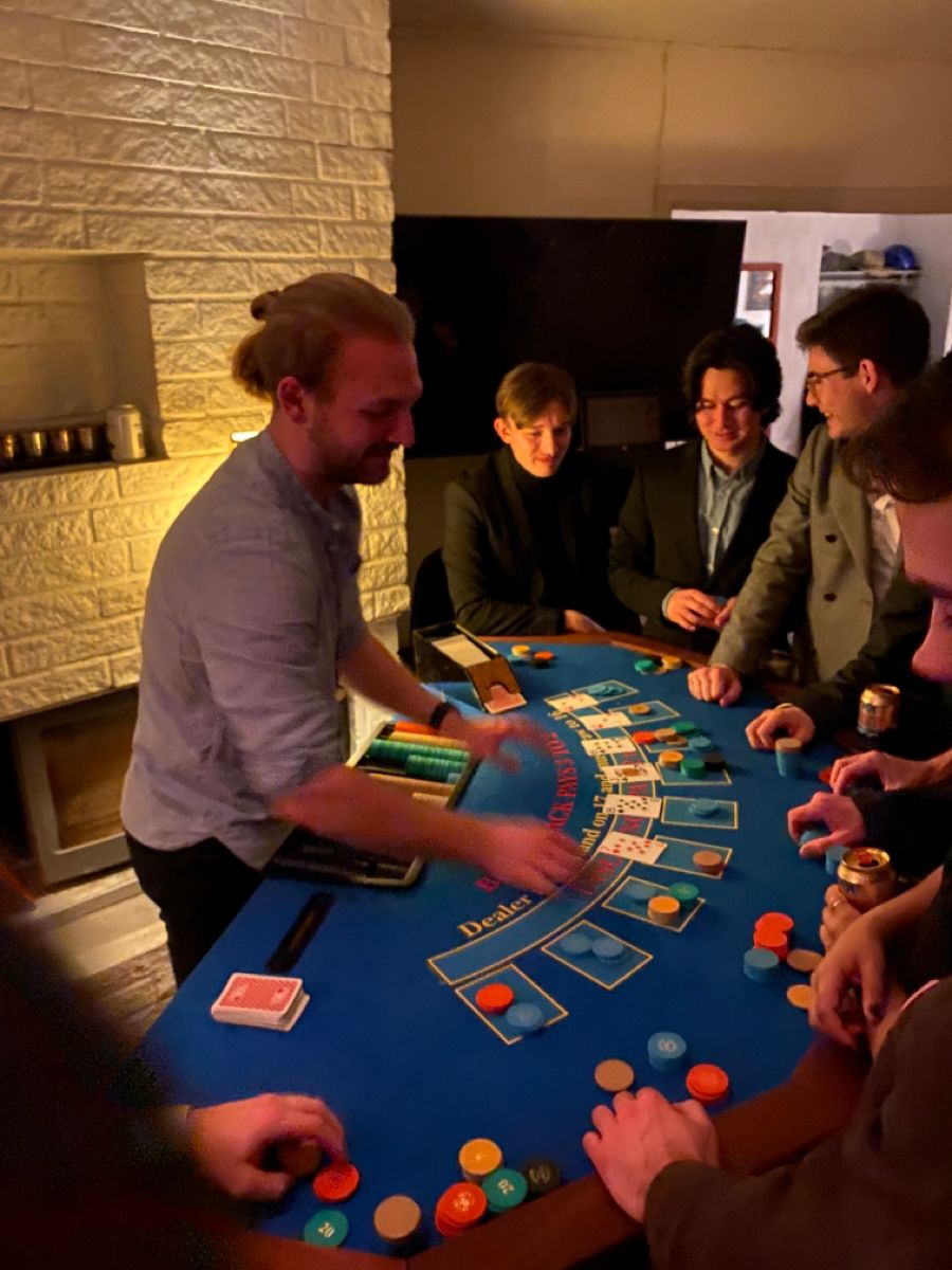 Table de blackjack installée dans un salon près d'un foyer